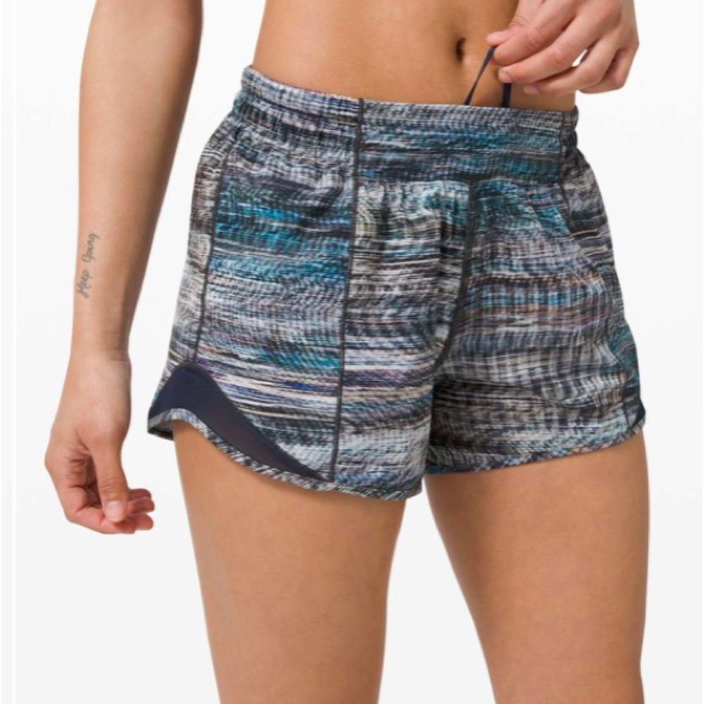 🍋LULULEMON Hotty Hot Shorts in Blue/Grey Print